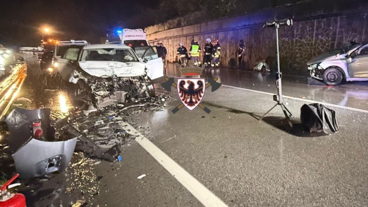 Tremendo scontro tra due auto sulla Statale: quattro feriti, due estratti dalle lamiere deformate - 