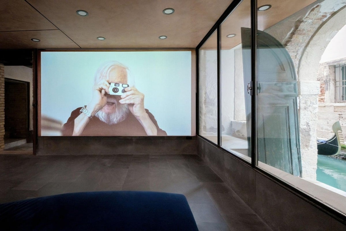 Alla Querini Stampalia la mostra e la monografia più completa su John Baldessari: “No Stone Unturned” - 