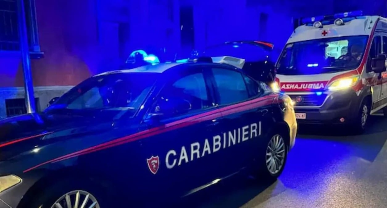 Accoltella un 33enne in pieno centro, poi fugge su un monopattino lasciandolo in una pozza di sangue - 