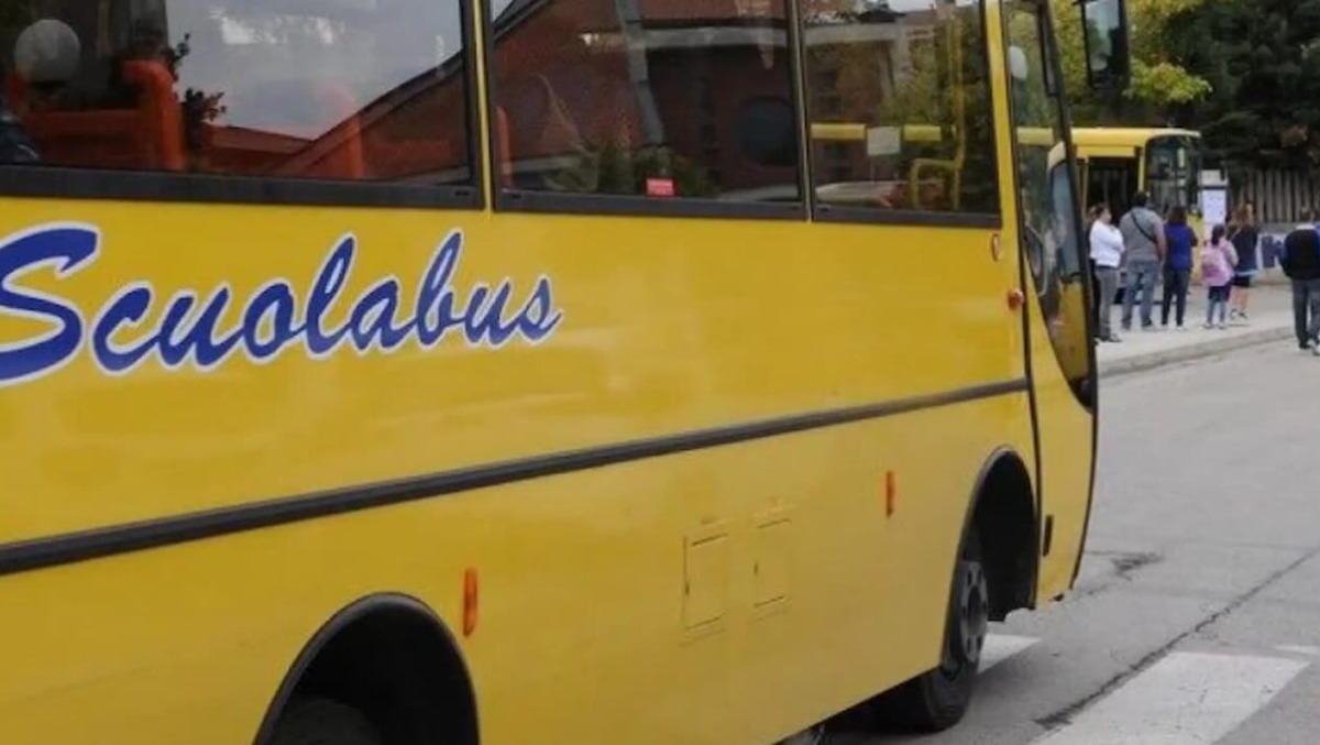 “Lo scuolabus sta sbandando”: passanti lanciano l’allarme, l'autista alla guida era ubriaco - 