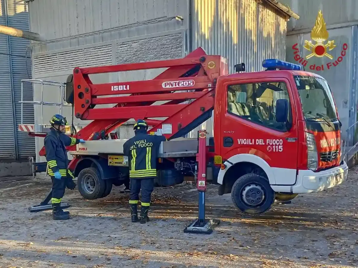 Precipita dal silos durante il lavoro: operaio muore a 47 anni davanti al collega - 