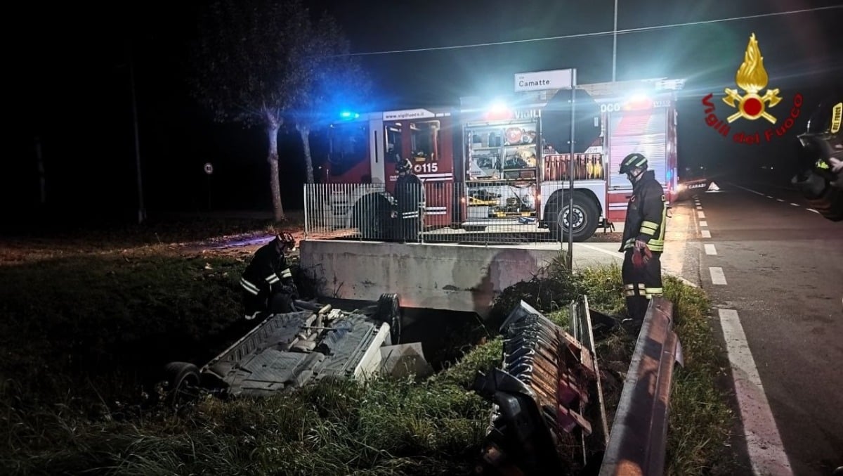 Sbanda con l'auto nella notte e finisce ribaltato in un fossato: conducente estratto dall'abitacolo - 