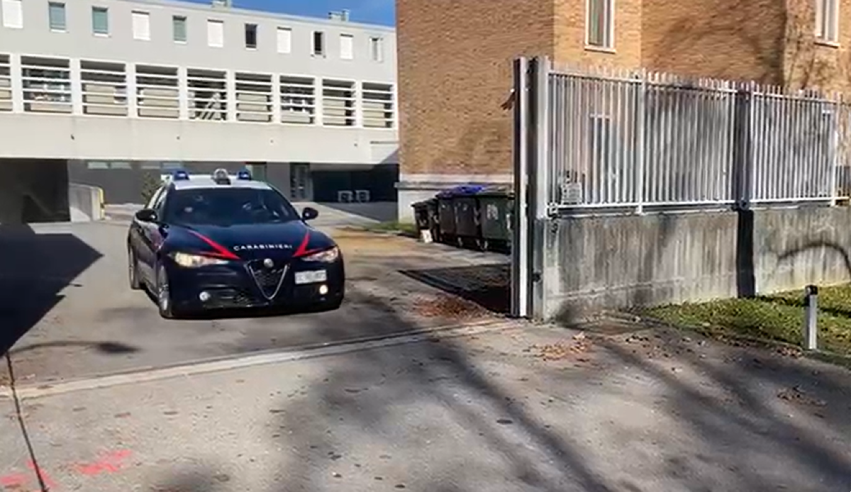 Medico spinto a terra, immobilizzato e rapinato del Rolex: arrestato marocchino, denunciato complice rumeno - 