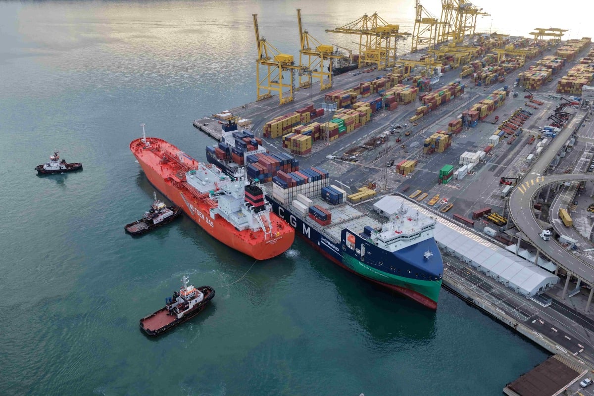 Porto di Trieste nella storia: primo bunkeraggio di gas naturale a una portacontainer in Italia - 
