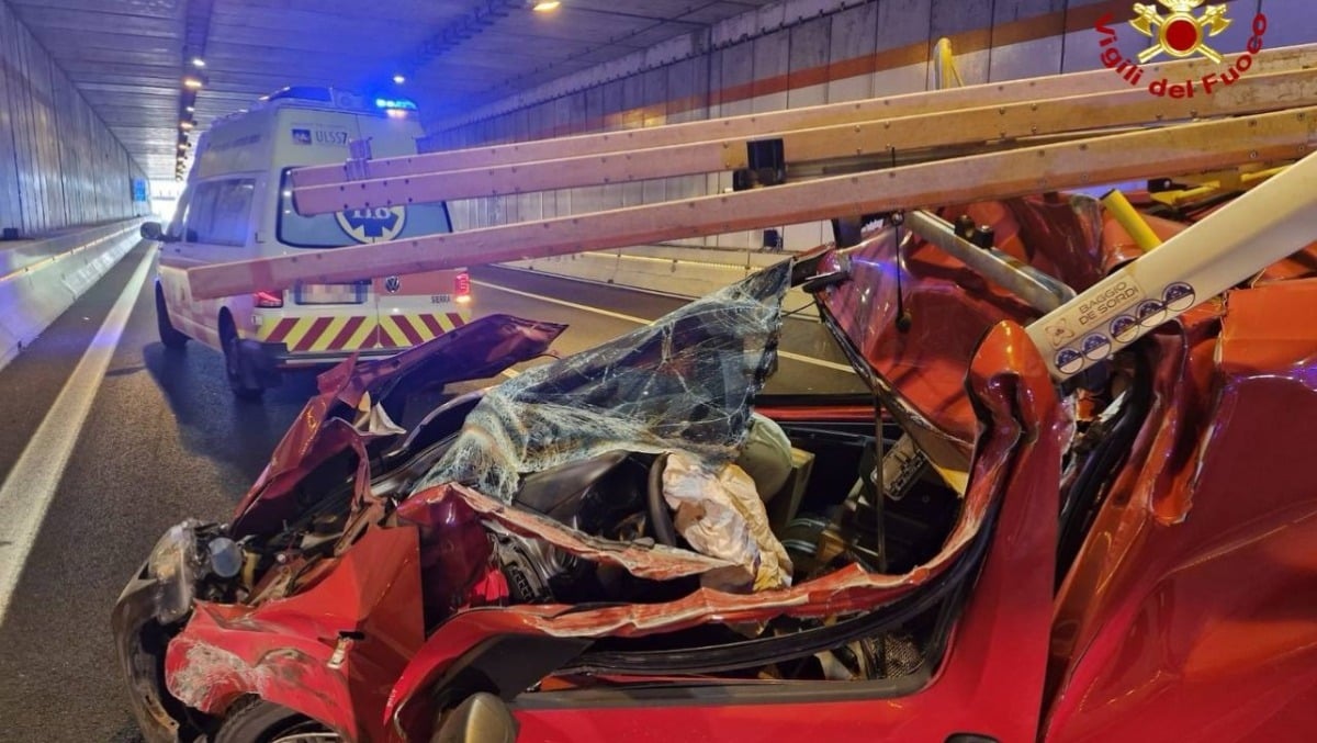 Spaventoso scontro tra furgone e autocarro in galleria: veicoli fatti a pezzi, un ferito - 