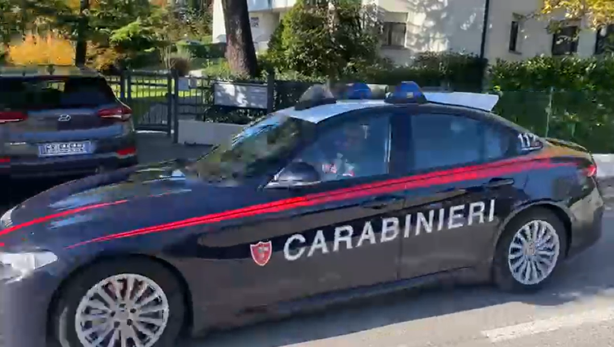 Risse, rapine e spedizioni punitive filmate col telefono: otto denunciati, hanno tra 13 e 15 anni - 