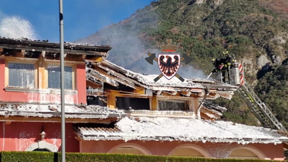 Incendio devastante in una villetta: 70 pompieri al lavoro per spegnere le fiamme - 