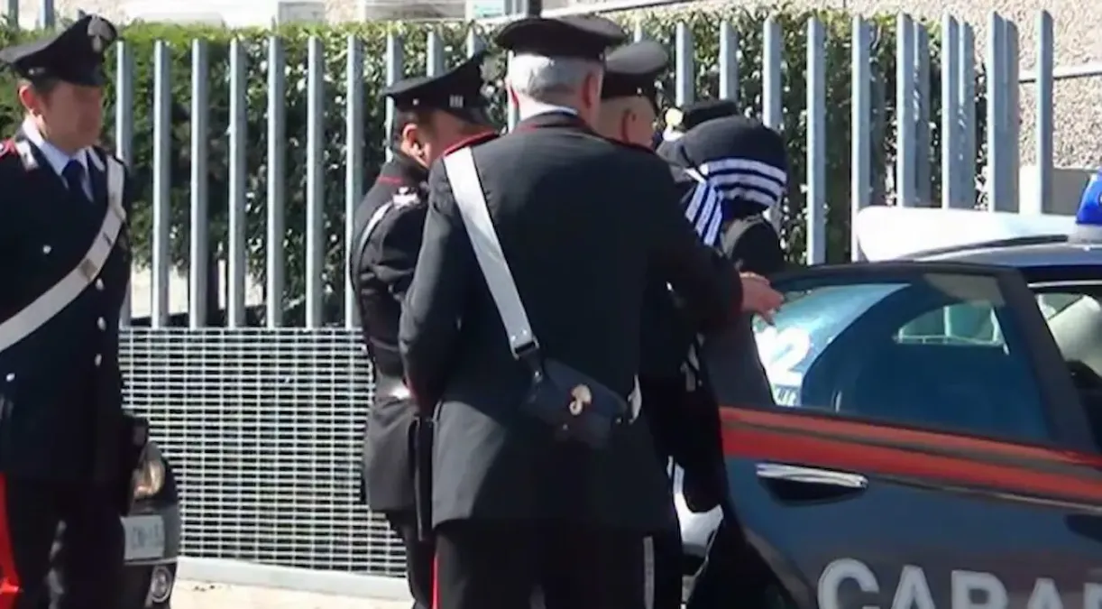 Choc in municipio, sindaco si barrica dentro mentre un uomo cerca di entrare con calci e pugni: "Ti uccido" - 