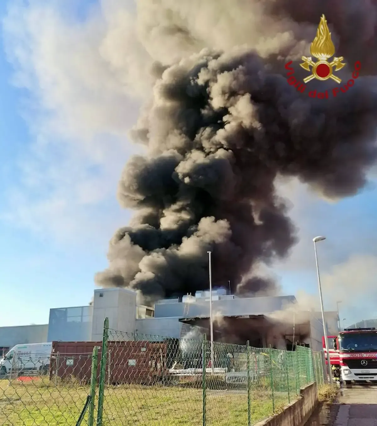 Incendio nel negozio “Munari Magazzini”, fumo visibile da chilometri: "Non aprite le finestre" - 