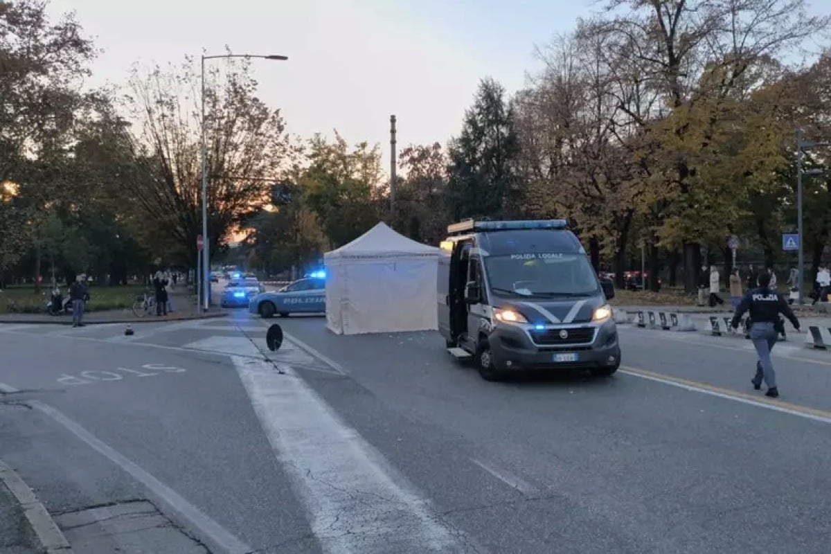 Falciata da un camion mentre attraversa la strada: 55enne muore sul colpo, indagato l'autista - Ansa