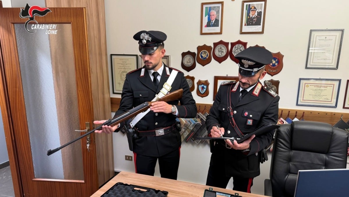 Panico a una manifestazione a Prepotto: uomo punta una pistola sui partecipanti e spara colpi in aria - 