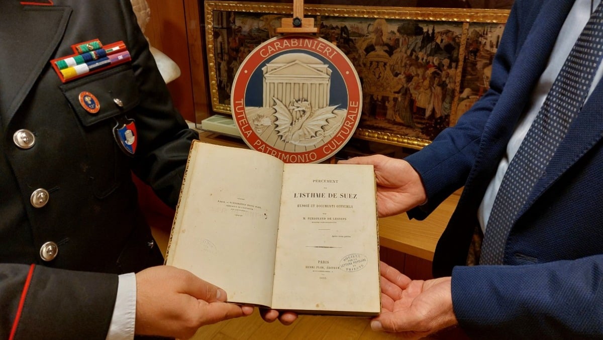 Era sparito dagli archivi, ritrovato in vendita online: restituito alla biblioteca Hortis un libro del 1855 - 