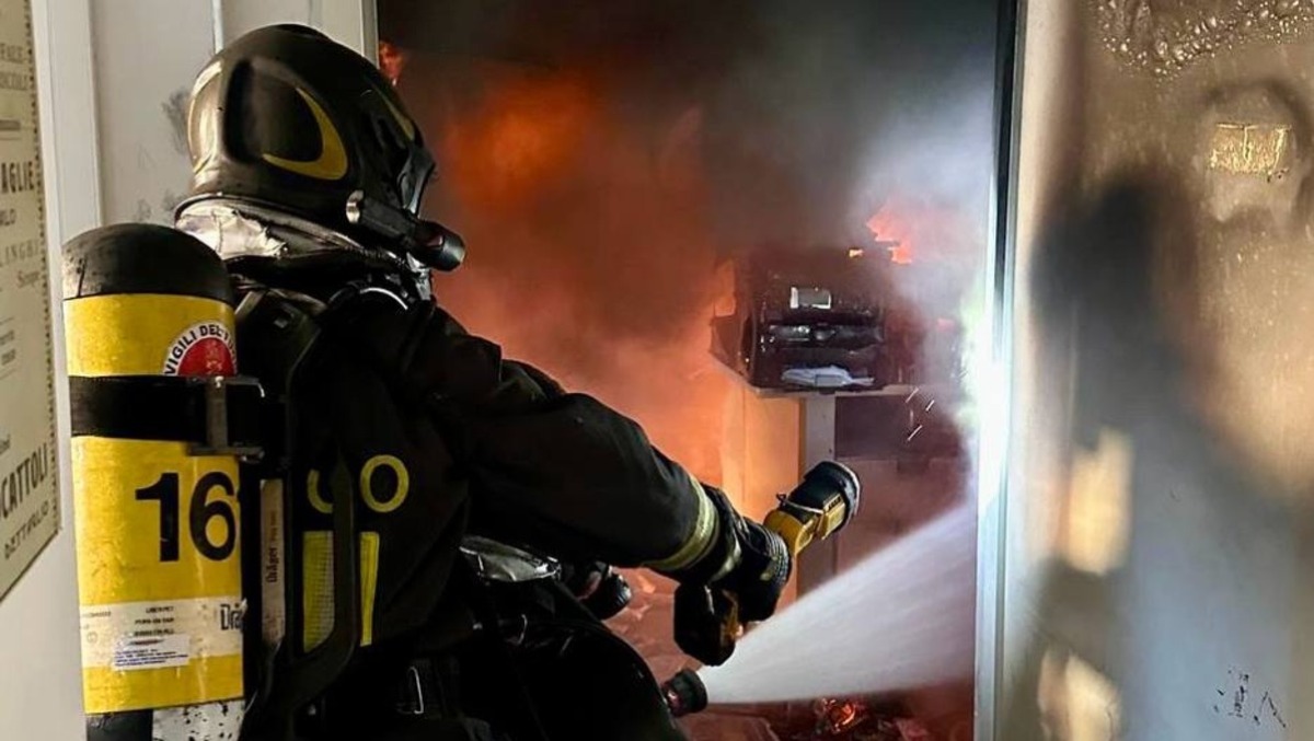 Incendio alla Munaro giocattoli: Vigili del Fuoco ancora al lavoro, scoperta l'origine del rogo - VIDEO - 