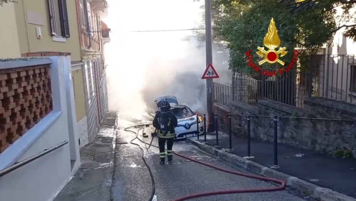 Auto elettrica in fiamme a Trieste: nube di fumo in tutta la strada, evacuata la scuola vicina - 