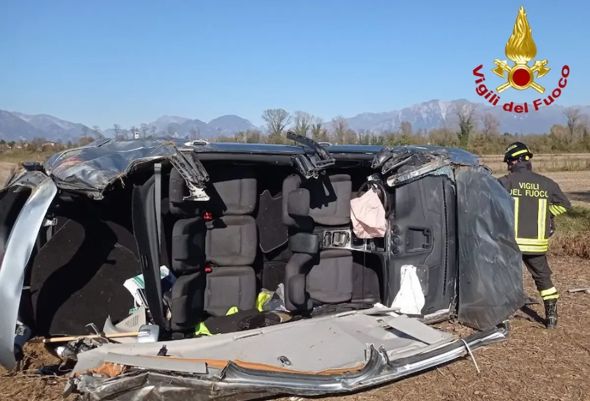 Incidente a Rive d'Arcano: auto ribaltata, cesoie e divaricatore per estrarre il conducente - 