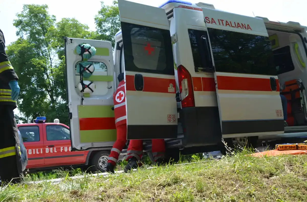 Operaio ustionato al volto e al torace da una sostanza chimica sul lavoro - 