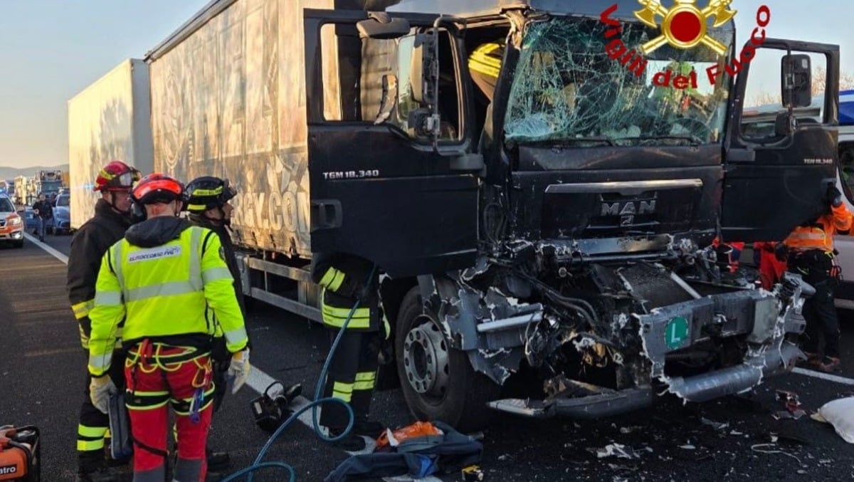 Trieste, incidente sul raccordo autostradale: scontro tra mezzi pesanti, estricato il conducente - 