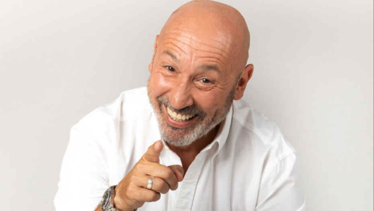 Maurizio Battista torna a Mestre con “Only Maurizio”: risate, musica e riflessioni al Teatro Corso - 