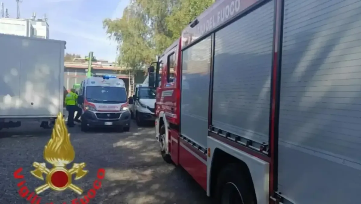 Il macchinario si attiva all'improvviso e tritura i piedi dell’operaio rimasto incastrato - 