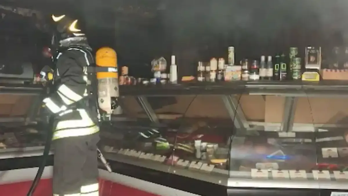 Macelleria va a fuoco: fumo e fiamme invadono il locale - 