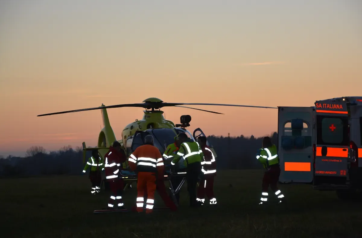 Papà e figlio travolti e ustionati da un’esplosione mentre tagliano legna: elitrasportati in codice rosso - 