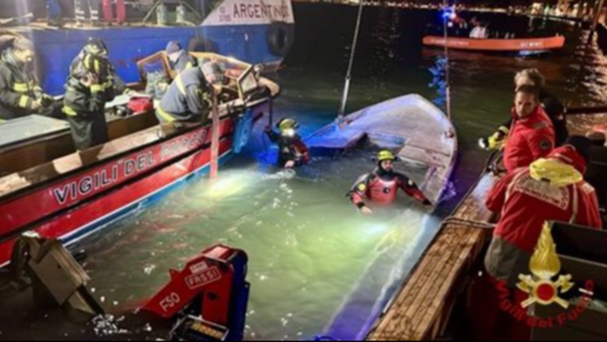Paura nel Canale della Giudecca, barca da trasporto merci affonda: inabissata in pochi minuti - 