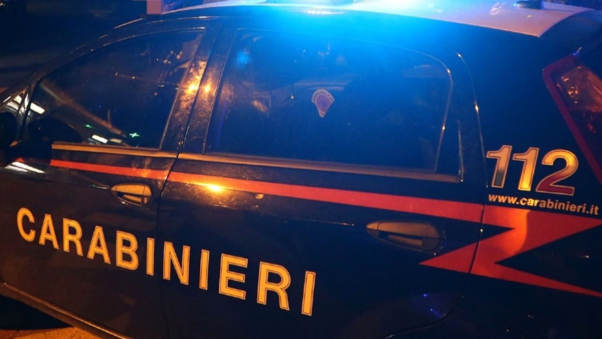 Armati di mazza, salgono sul tetto e tentano di sfondare il lucernario: paura a Preganziol - 