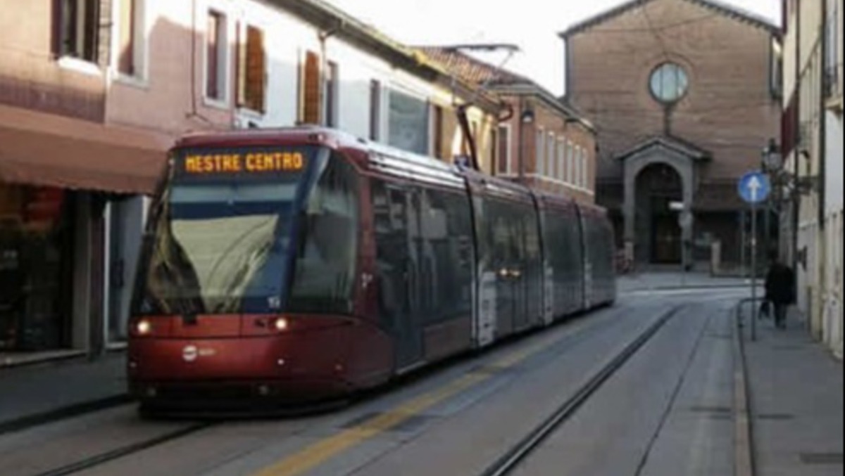 Dipendente Actv aggredita sul tram, la reazione di un passeggero senza biglietto: denunciato - 