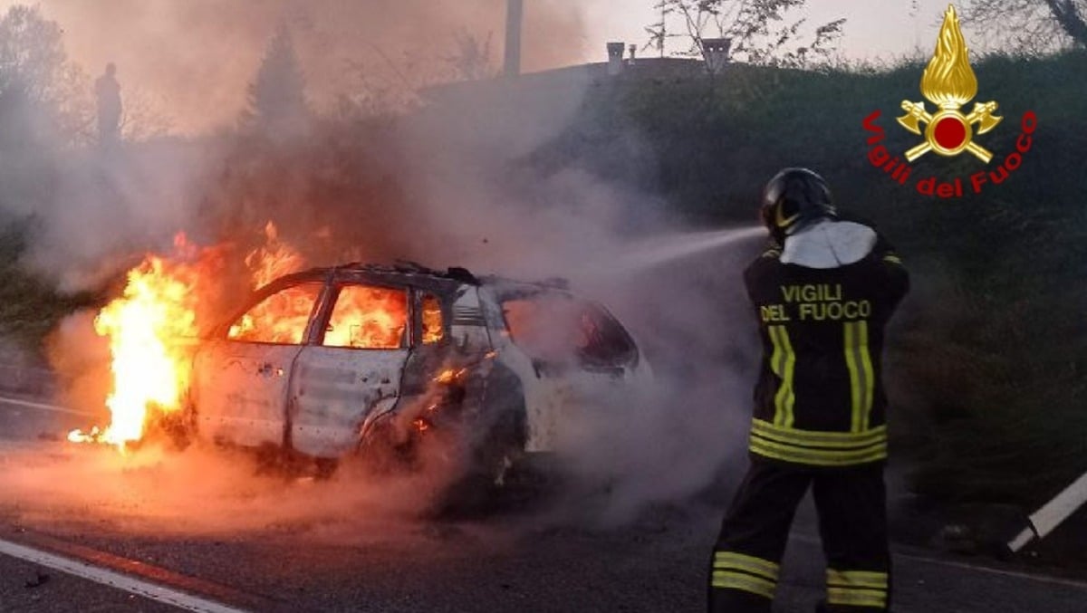 Tragedia sulla SR453, scontro tra moto e auto, veicoli in fiamme: il motociclista perde la vita - 