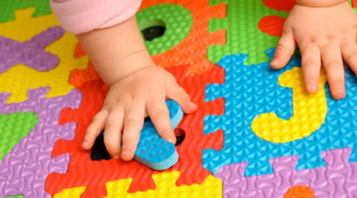 Bimbi picchiati per mesi nell’asilo: i lividi sul corpo dei piccoli, maestra arrestata - 