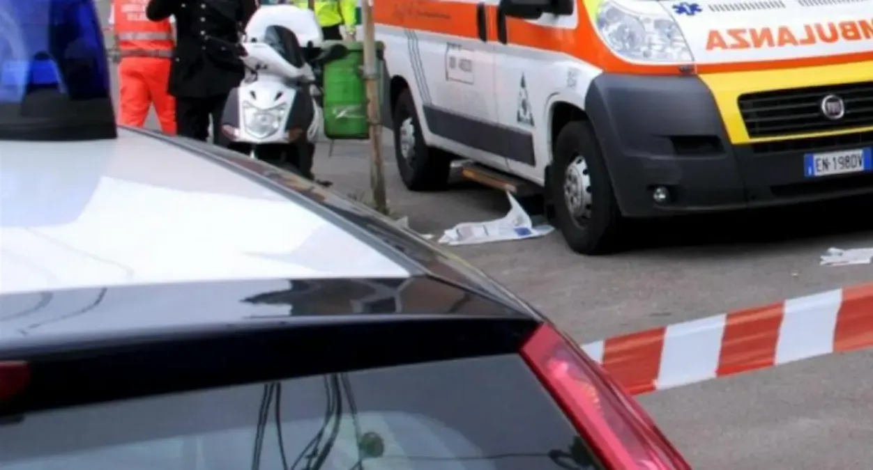 Sbalzato sull’asfalto dopo lo schianto contro un furgone: muore a 28 anni - 