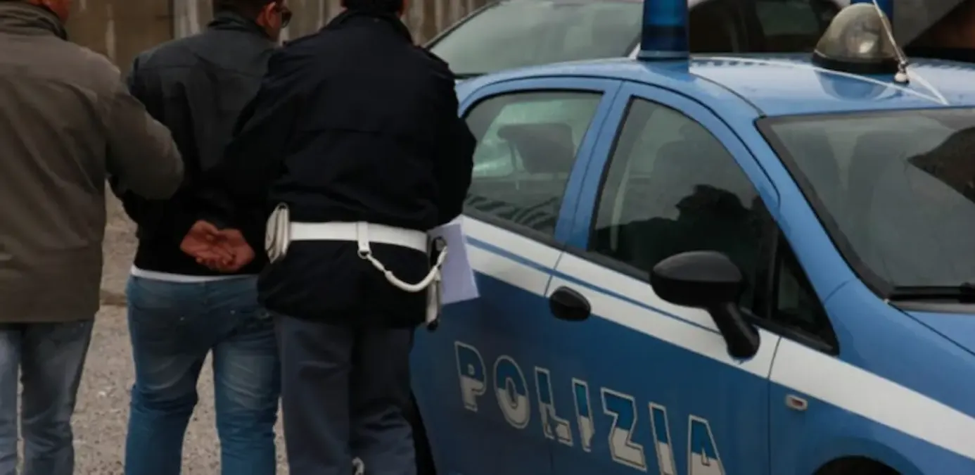 Acquista un nuovo appartamento, ma appena entra ci trova tre pusher. Uno di loro: "Non me ne vado" - 