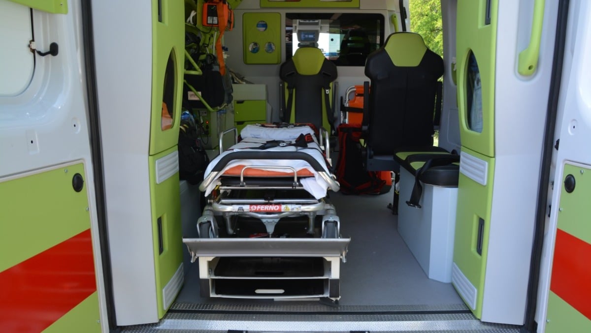 Esce da messa con la moglie, centrato in pieno sulle strisce pedonali: grave un 84enne - 