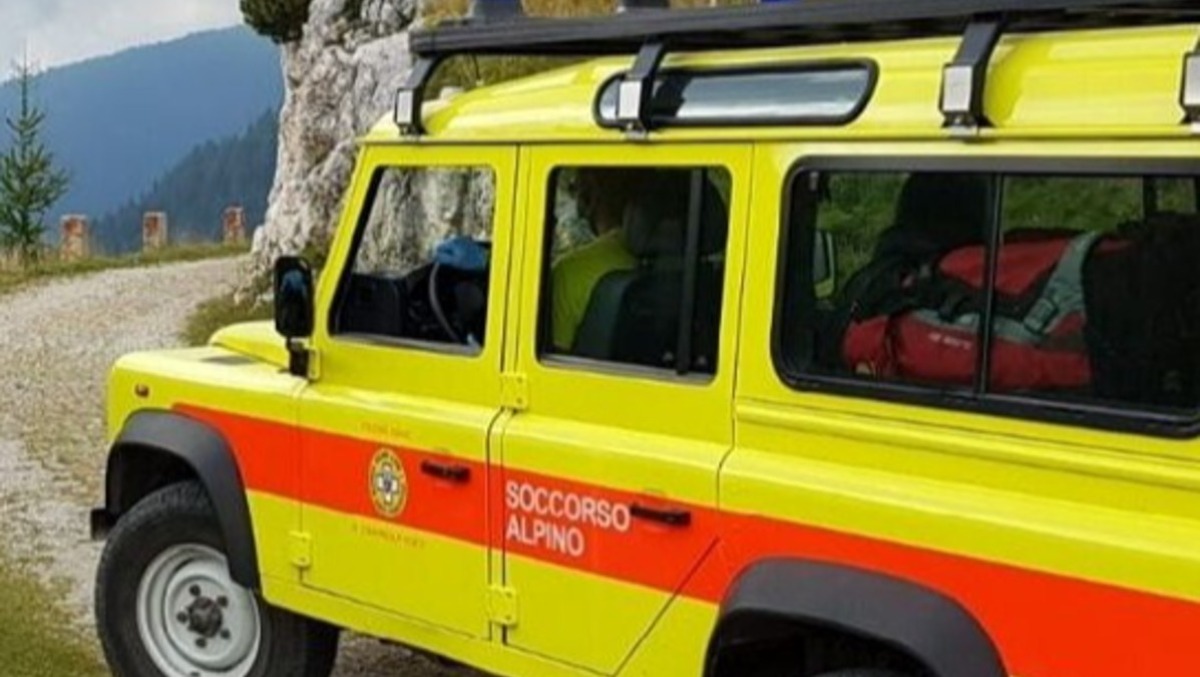 Cade sul sentiero durante un'escursione in solitaria, infortunio per un 38enne: frattura della tibia - 