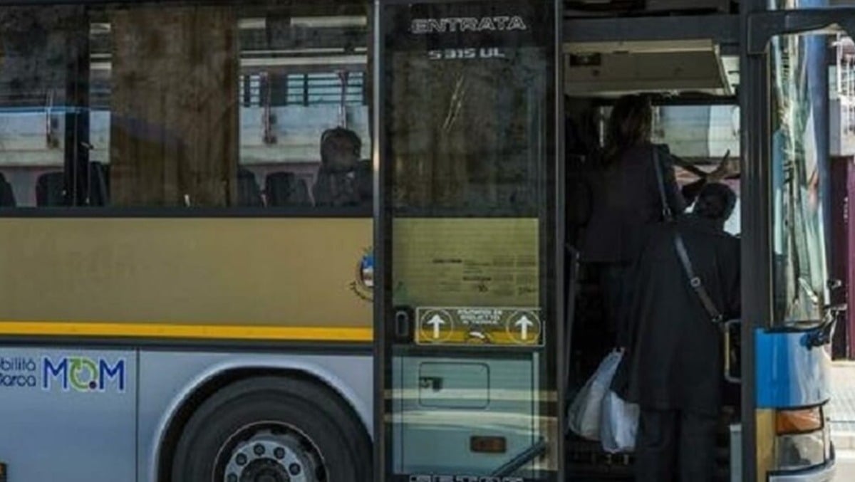 Baby gang in azione sulla linea 127: fumano sul bus e insultano autista e passeggeri - 