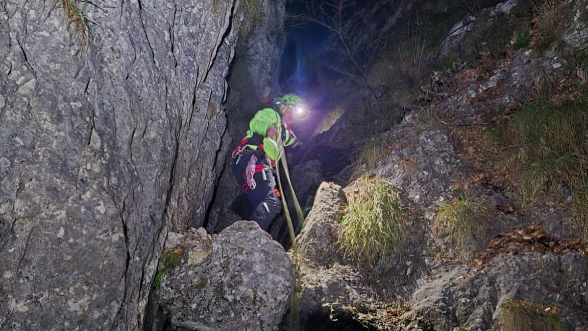 Perdono il sentiero e si trovano bloccati su un salto di roccia: tre giovani recuperati in quota - 