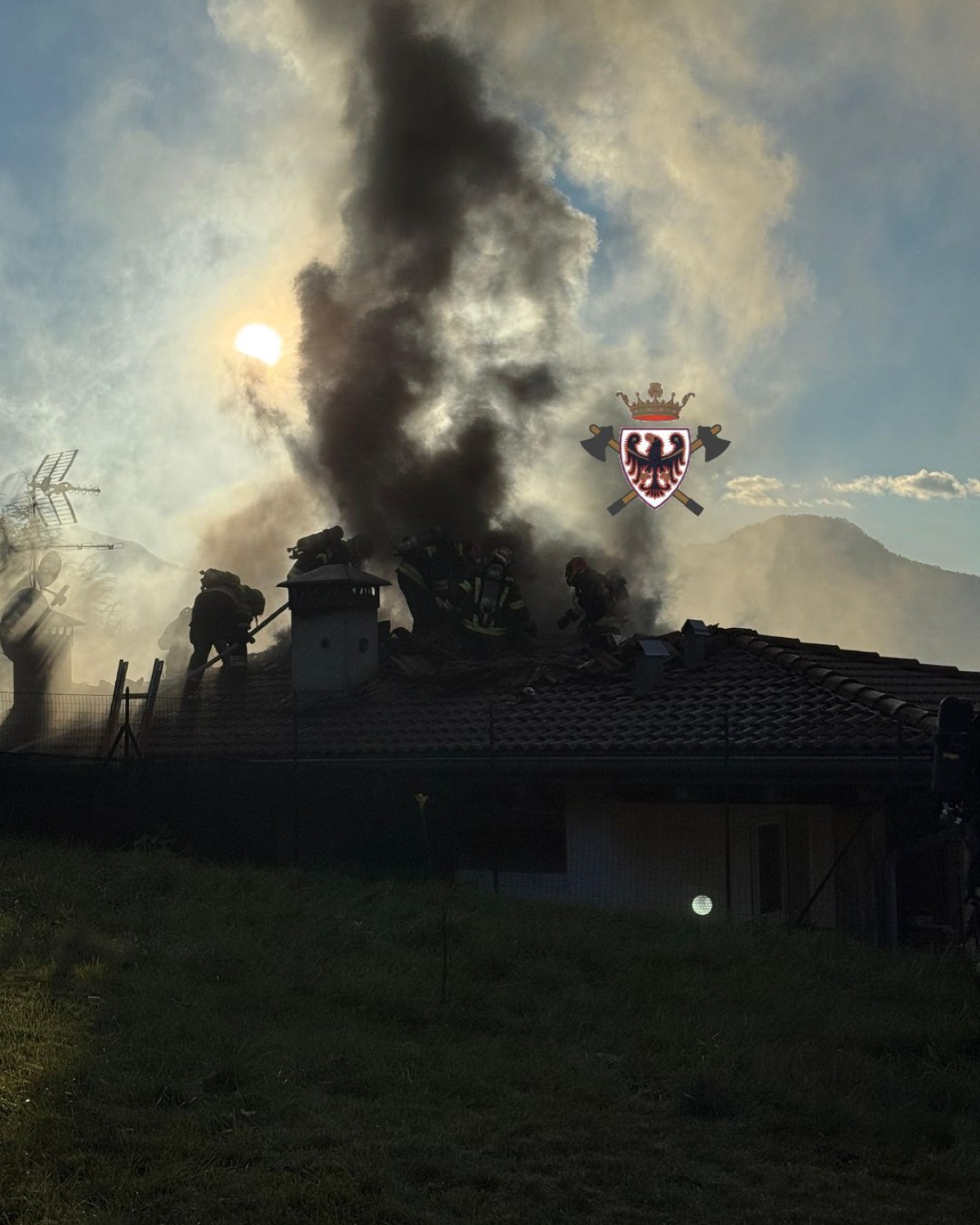 Spaventoso incendio in casa: fiamme divampate dal camino raggiungono il tetto, 50 pompieri al lavoro - 