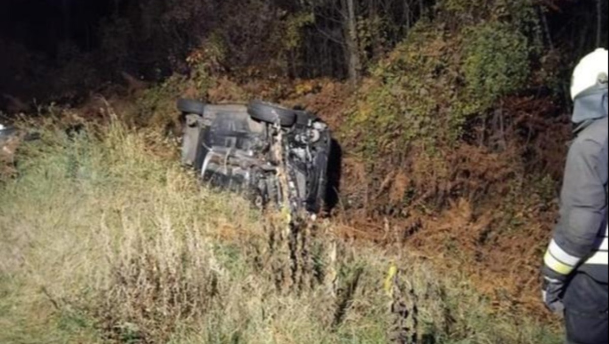 Auto esce di strada all'alba e finisce ribaltata a lato strada: conducente esce sulle sue gambe - 