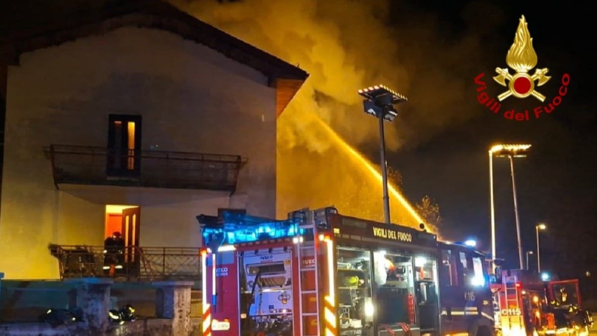 Fiamme sul tetto di una casa a Pontebba: pompieri al lavoro per tutta la notte, edificio inagibile - 