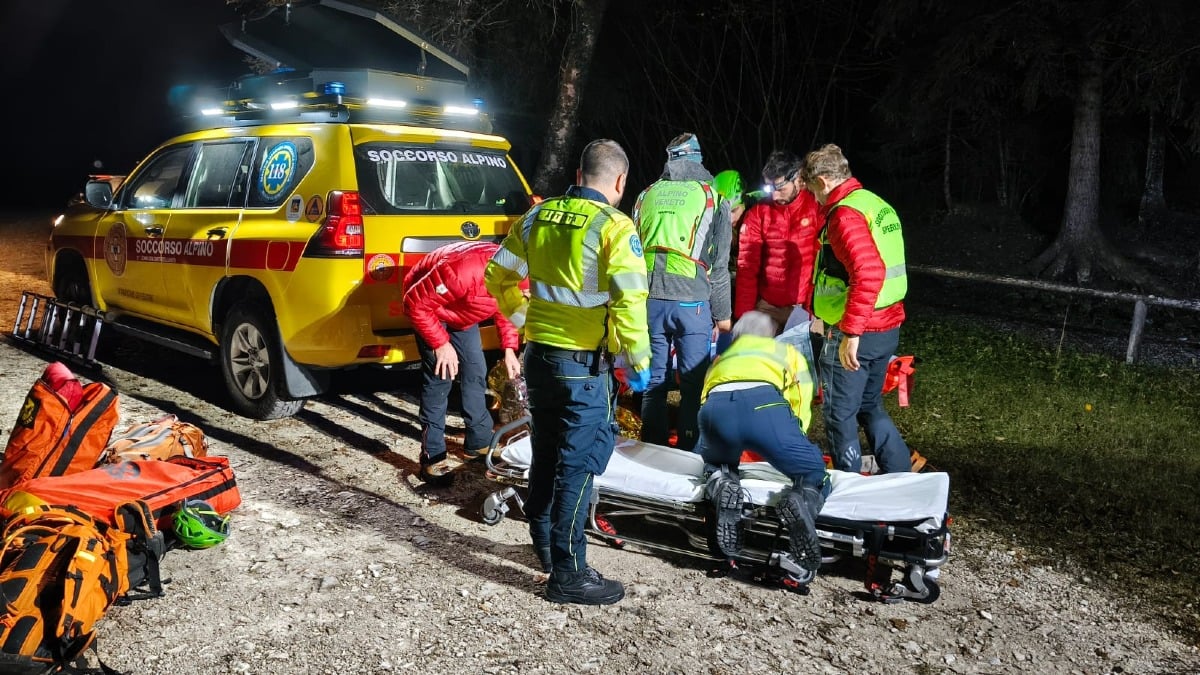 Perde il sentiero, poi scivola e ruzzola per diversi metri: 64enne soccorsa in quota - 