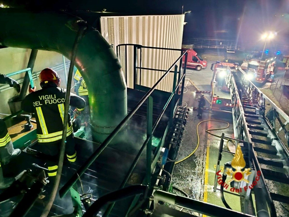 Fiamme in una cartiera  a Zevio: difficile intervento dei Vigili del fuoco  - 