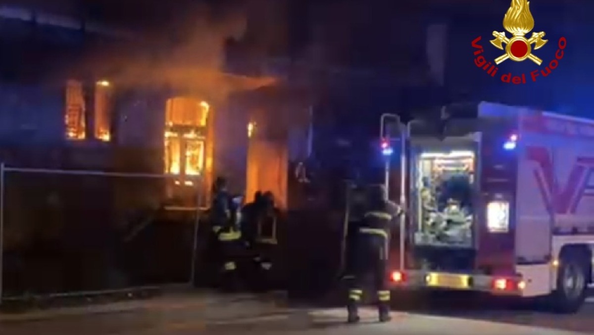 A fuoco un magazzino dismesso del Porto Vecchio: due persone evacuate dall'edificio in fiamme - VIDEO - 