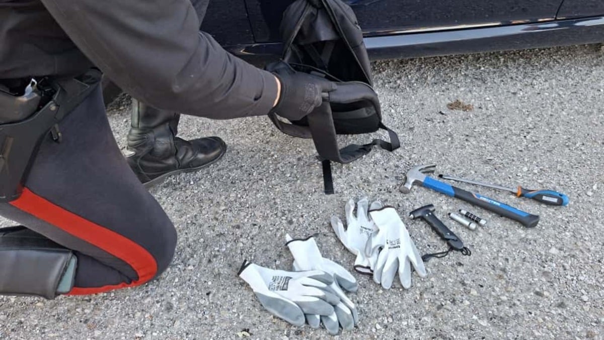 Si aggiravano sospetti per strada, nello zaino un "kit per lo scasso": denunciati due albanesi - 