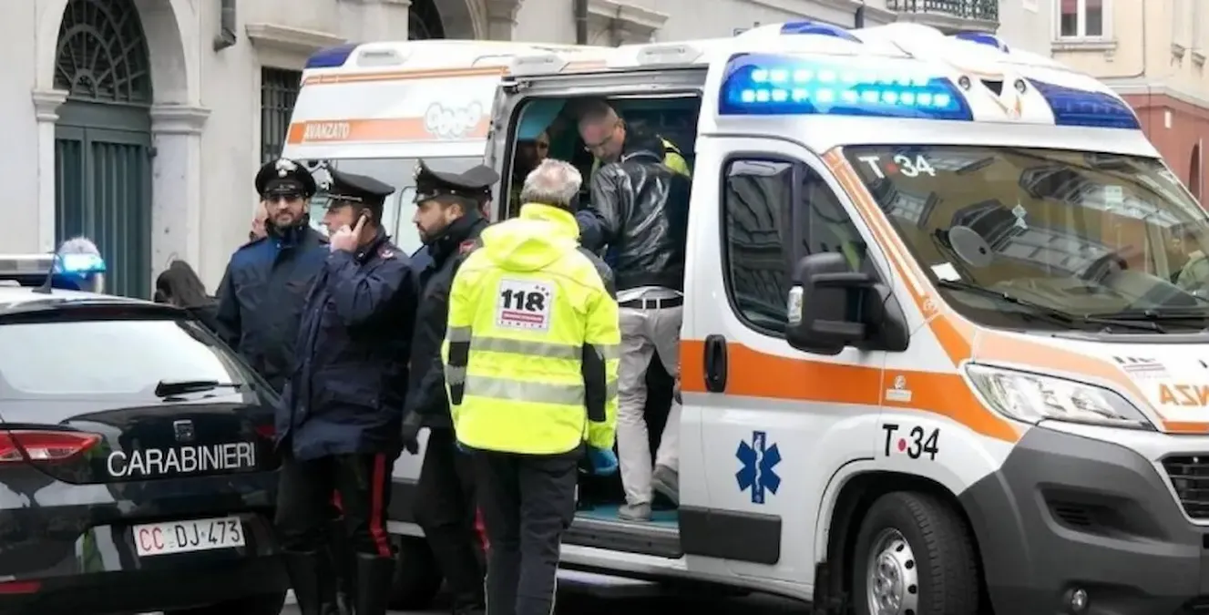 Litiga con il padre e lo butta giù dal terrazzo: trovato in una pozza di sangue, è in fin di vita - Immagine di repertorio