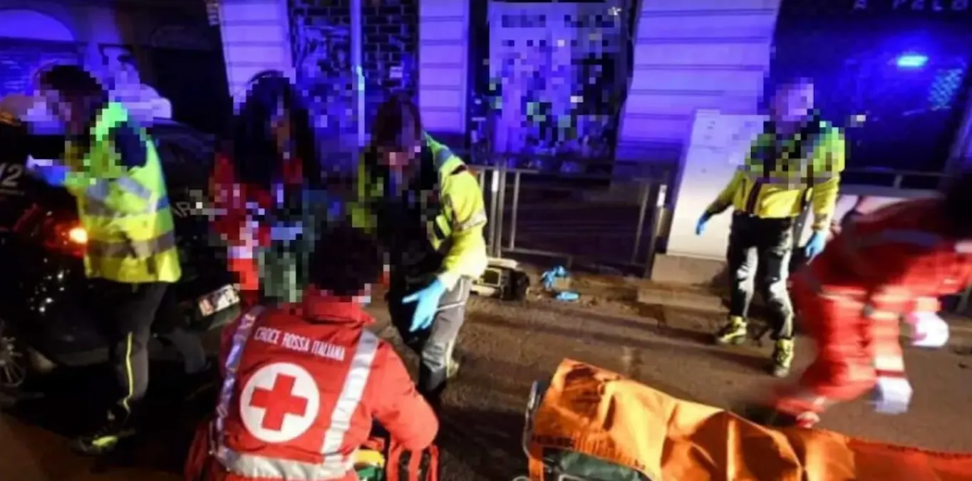 Prima il litigio, poi prende le forbici e comincia a pugnalare l’altro alla schiena - 