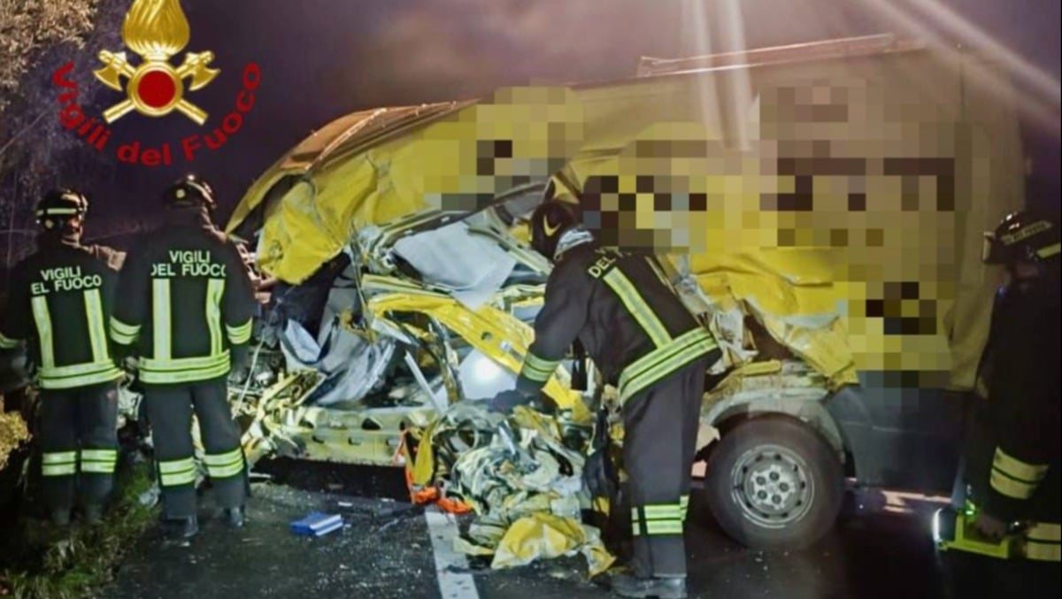 Terribile scontro tra furgone, camion e scooter nel Padovano: estratto dalle lamiere un ferito, è grave - 