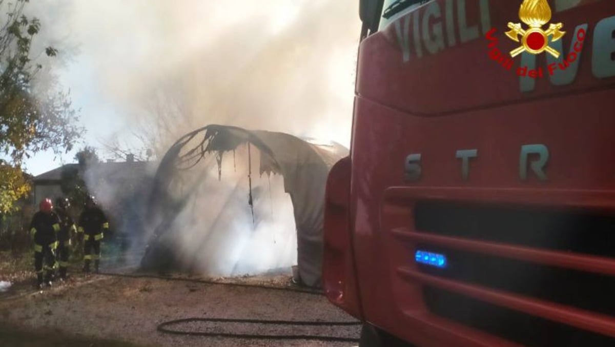 Fiamme in una legnaia a Caldogno: danneggiati anche motofalciatrice e tosaerba - 