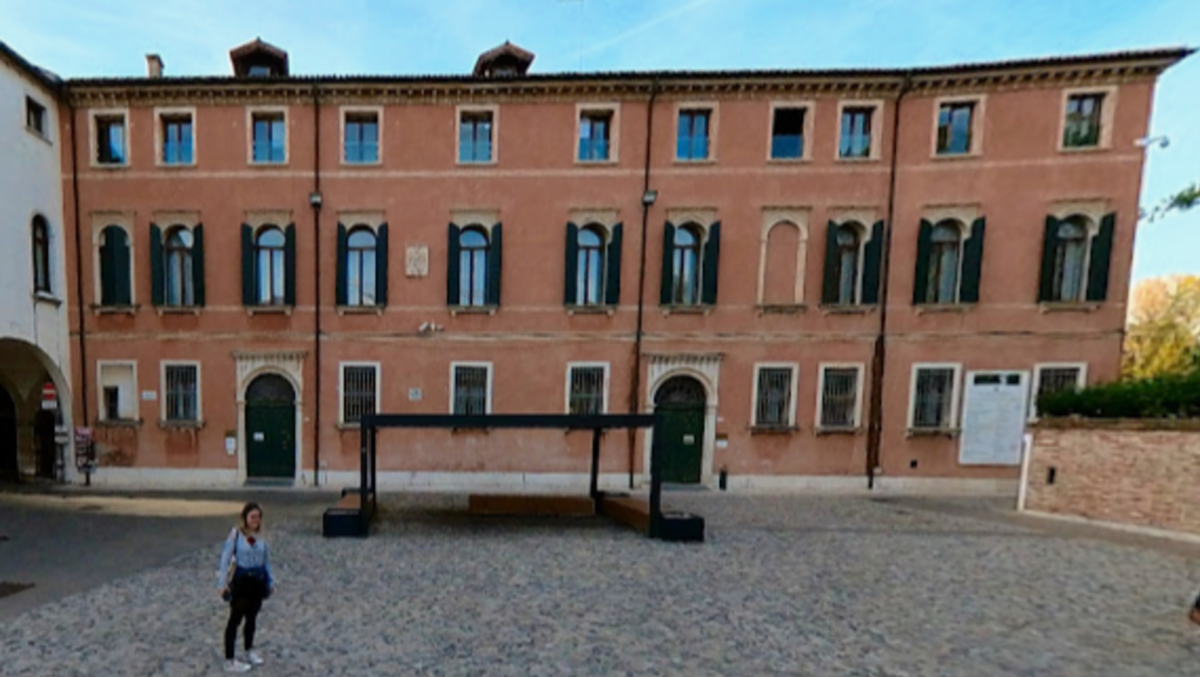 Si accascia in piazza e cerca soccorso al comune: muore colto da un malore - 