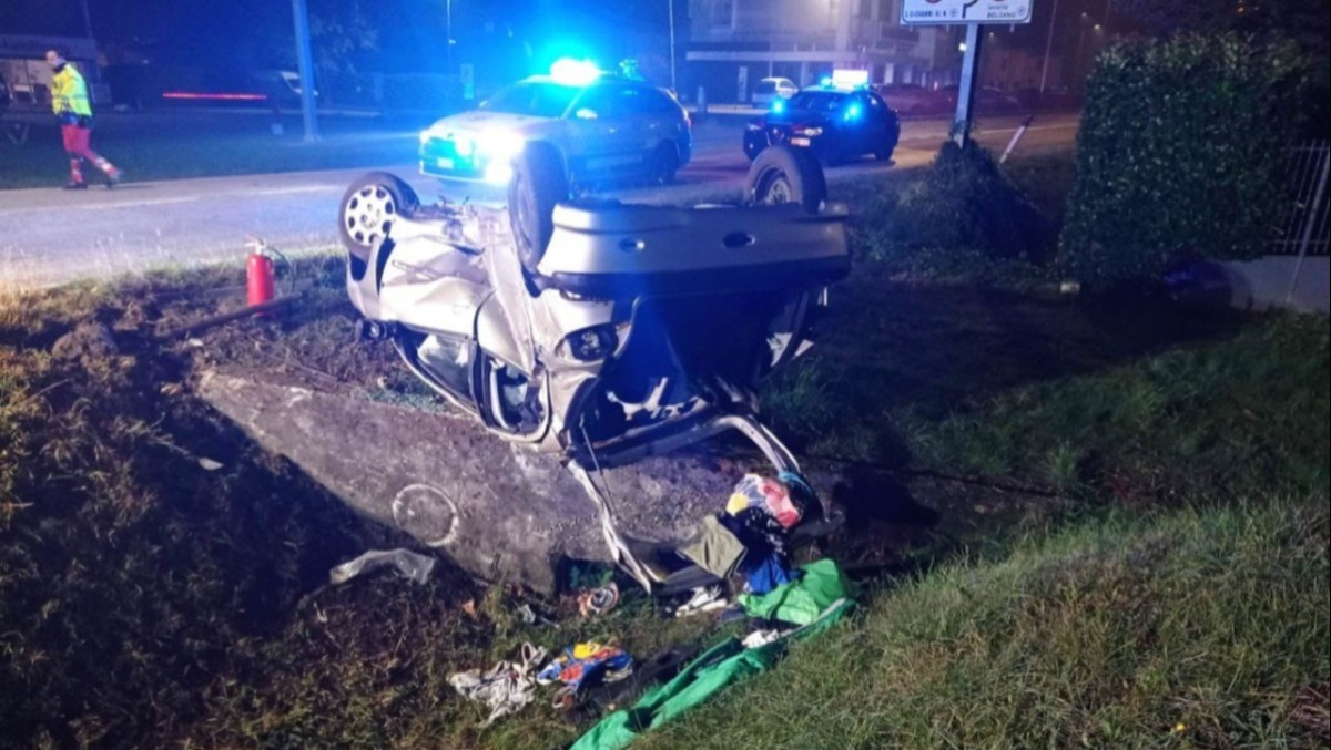 Esce di strada nella notte e finisce con l'auto cappottata a bordo strada: grave un 24enne - 
