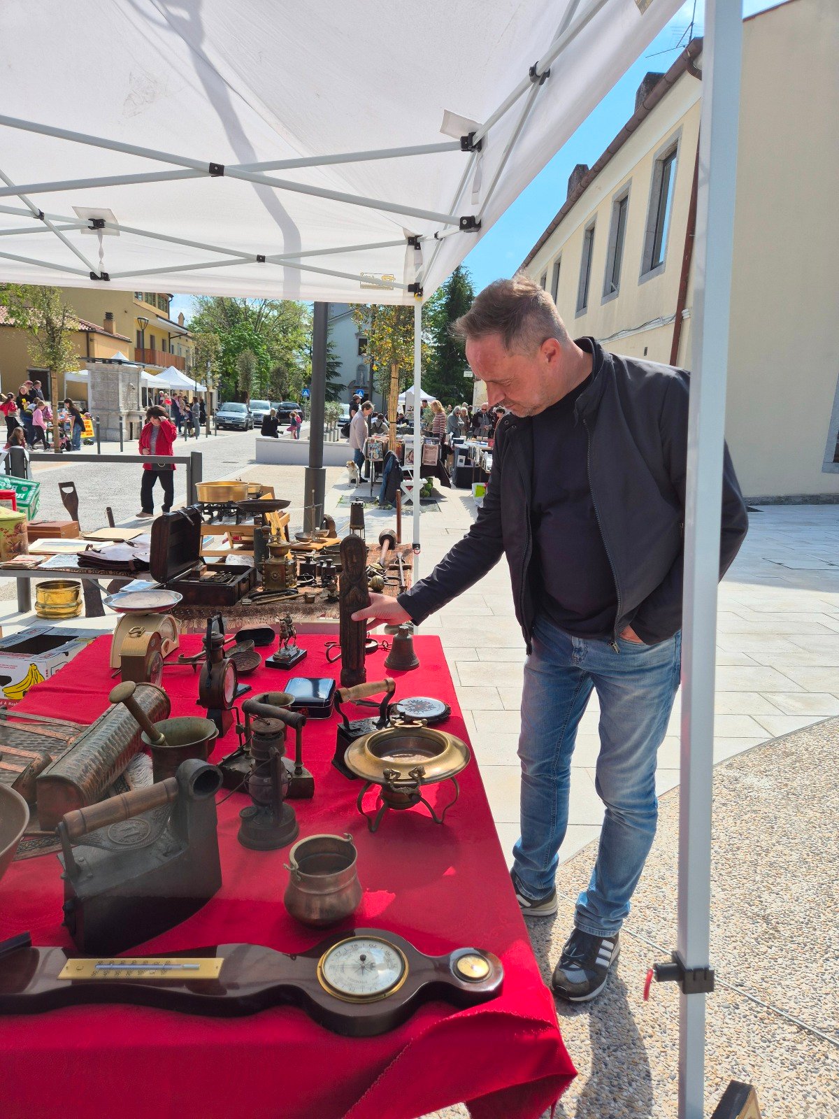 Aurisina, sabato 15 novembre torna il Mercatino delle pulci nella piazza principale - 